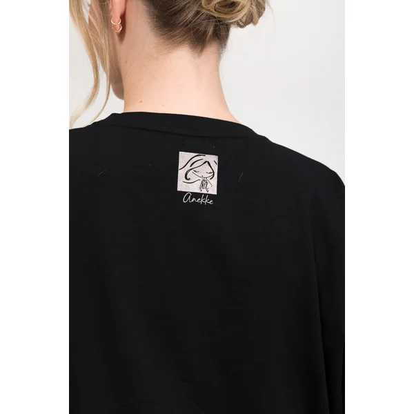 Camiseta negra de manga corta - Imagen 6