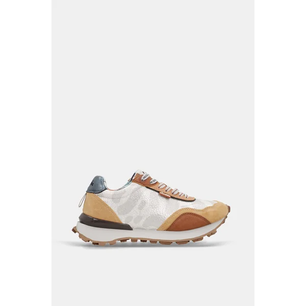Deportivos beige y naranja