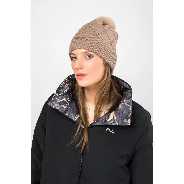 Gorro de punto beige con detalles