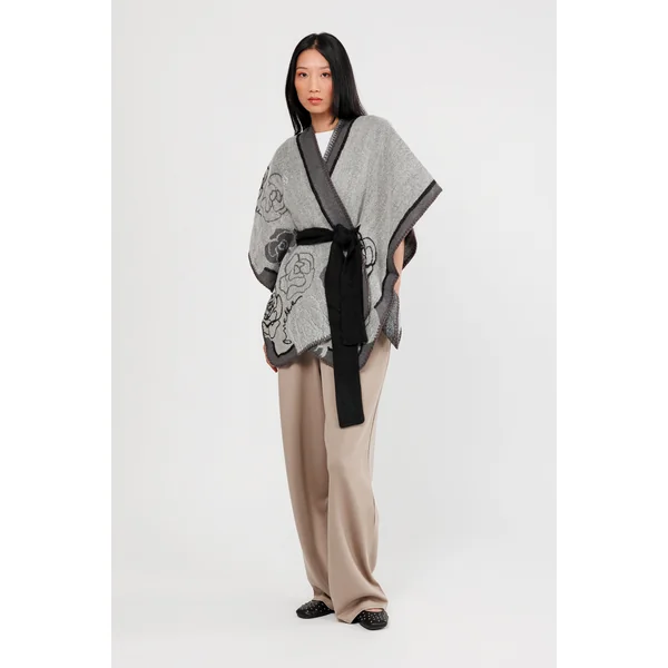 Poncho con cinturón beige y negro