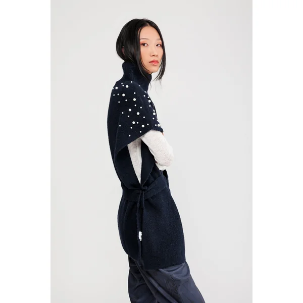 Poncho cuello alto con cinturón azul