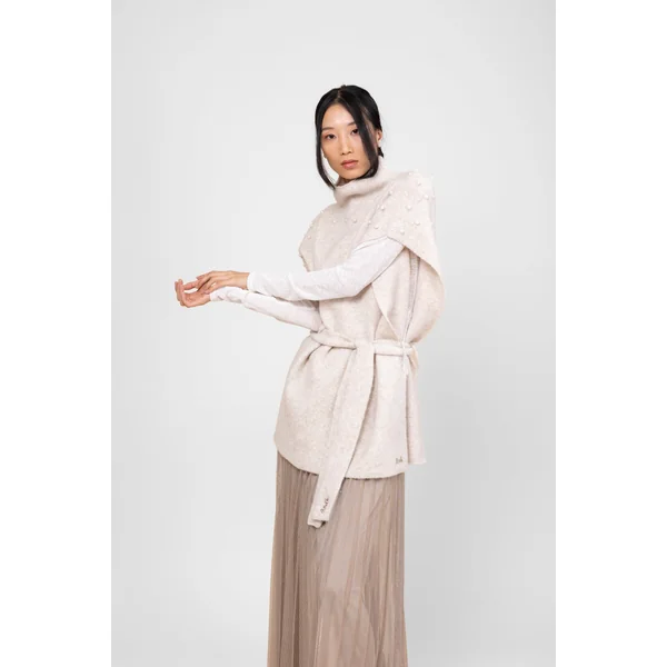 Poncho cuello alto con cinturón hueso