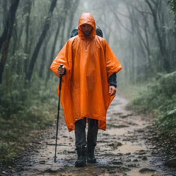 Poncho impermeable con capucha y diseño ligero