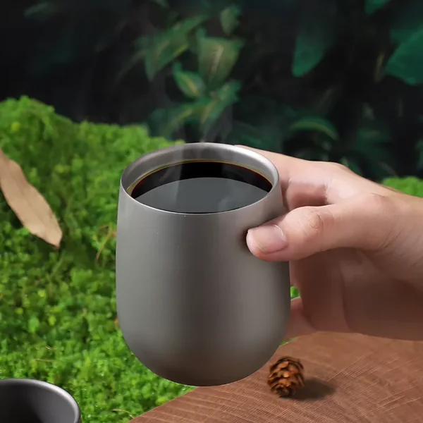Taza de Campamento de Titanio Aislada